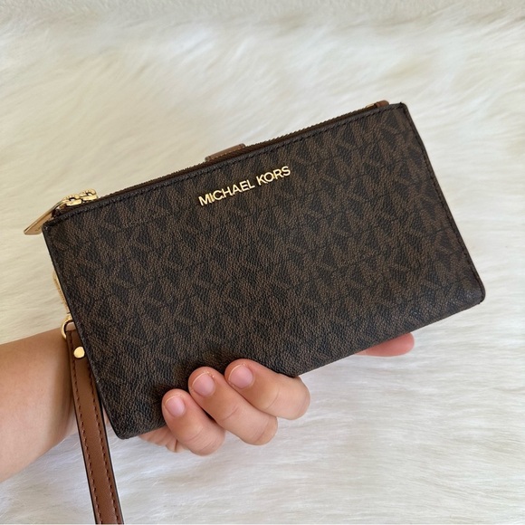 Michael Kors Jet Set Brown Monogram Travel Wallet - Picture 1 of 7